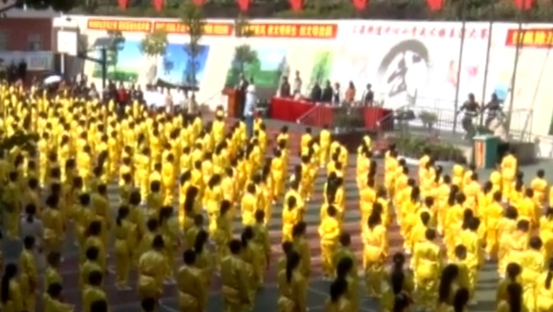 上渡街道中心小学举行武术操比赛